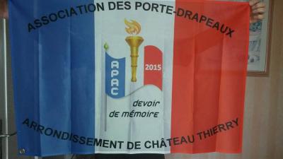 Drapeau APAC, porté par Clara FRERE, porte-drapeau titulaire de l'A.P.A.C