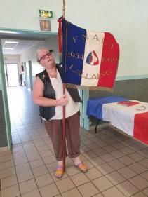 2829.08.2021 LALLAING - Delphine Sébille déléguée APAC avec le drapeau de la FNACA, partenaire de la manifestation